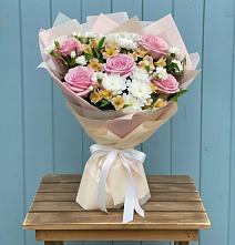 Букет цветов из:  Гвоздики, Орхидеи и Розы в Бытошь