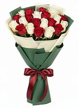 Букет Микс из красных и белых роз в Бытошь