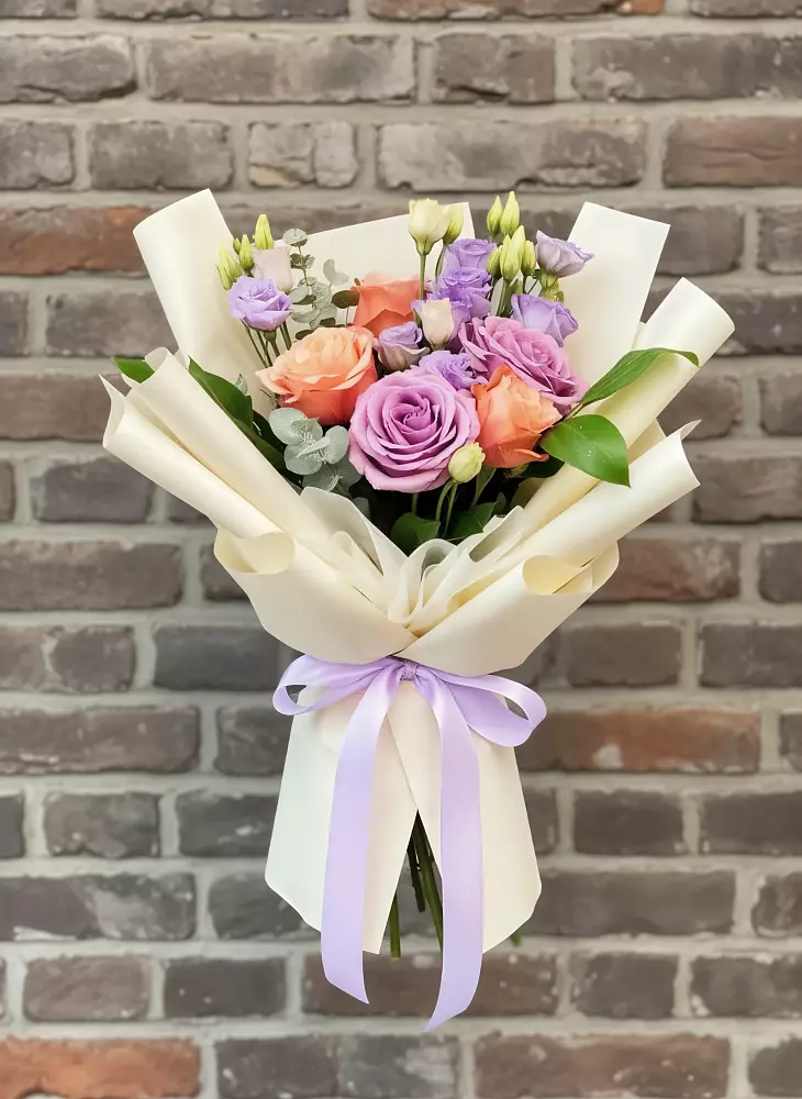 Букет цветов из: Лизиантусы и Розы в Бытошь