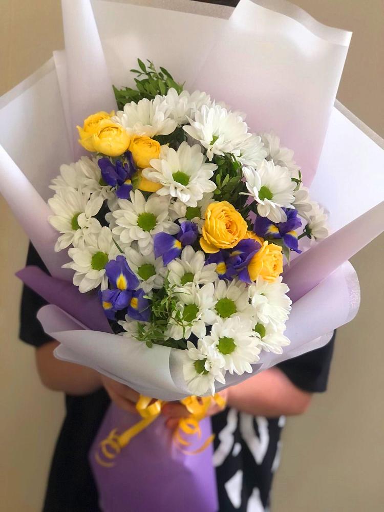 Букет цветов из: Ирисы, Хризантемы и Розы в Бытошь