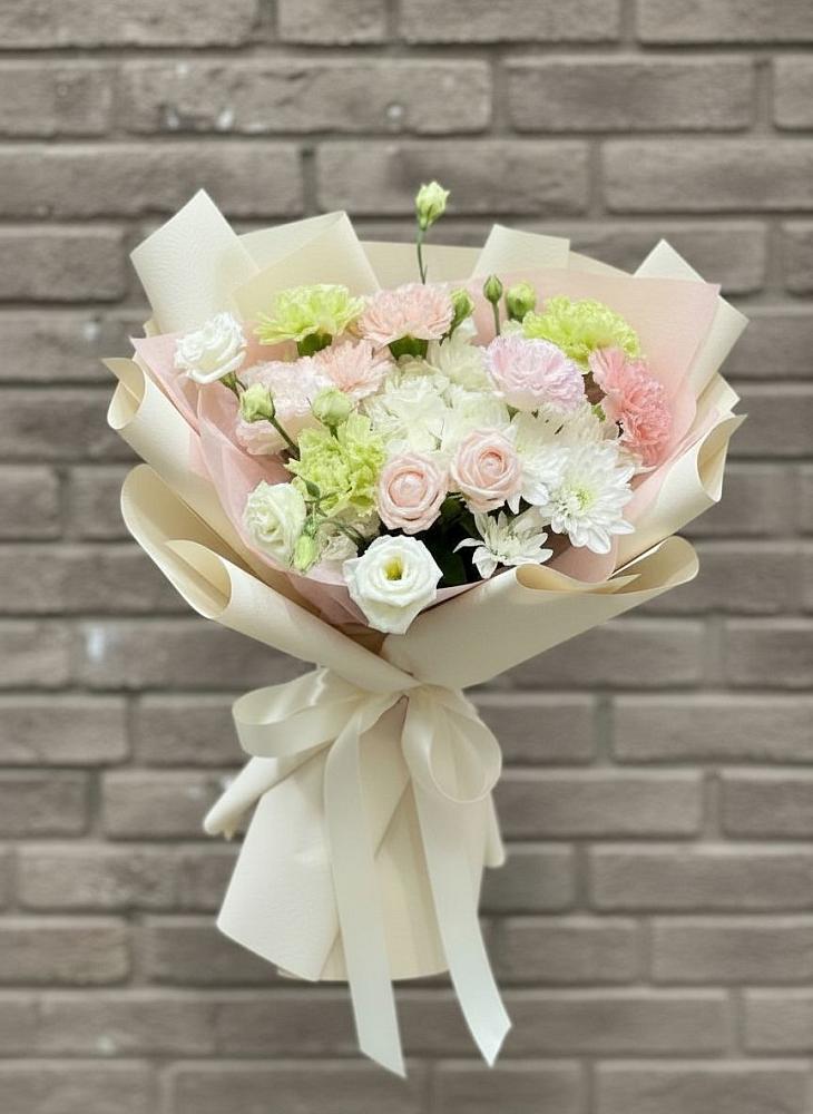 Букет цветов из: Гвоздики, Розы, Лизиантусы и Хризантемы в Бытошь