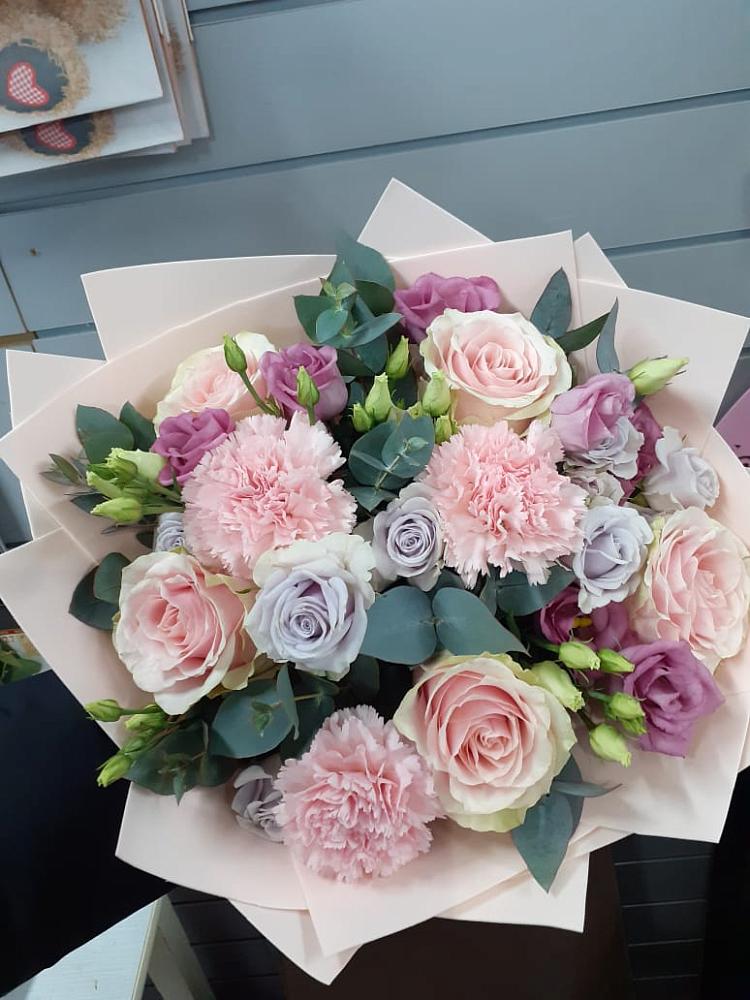 Букет цветов из: Розы, Гвоздики и Лизиантусы в Бытошь