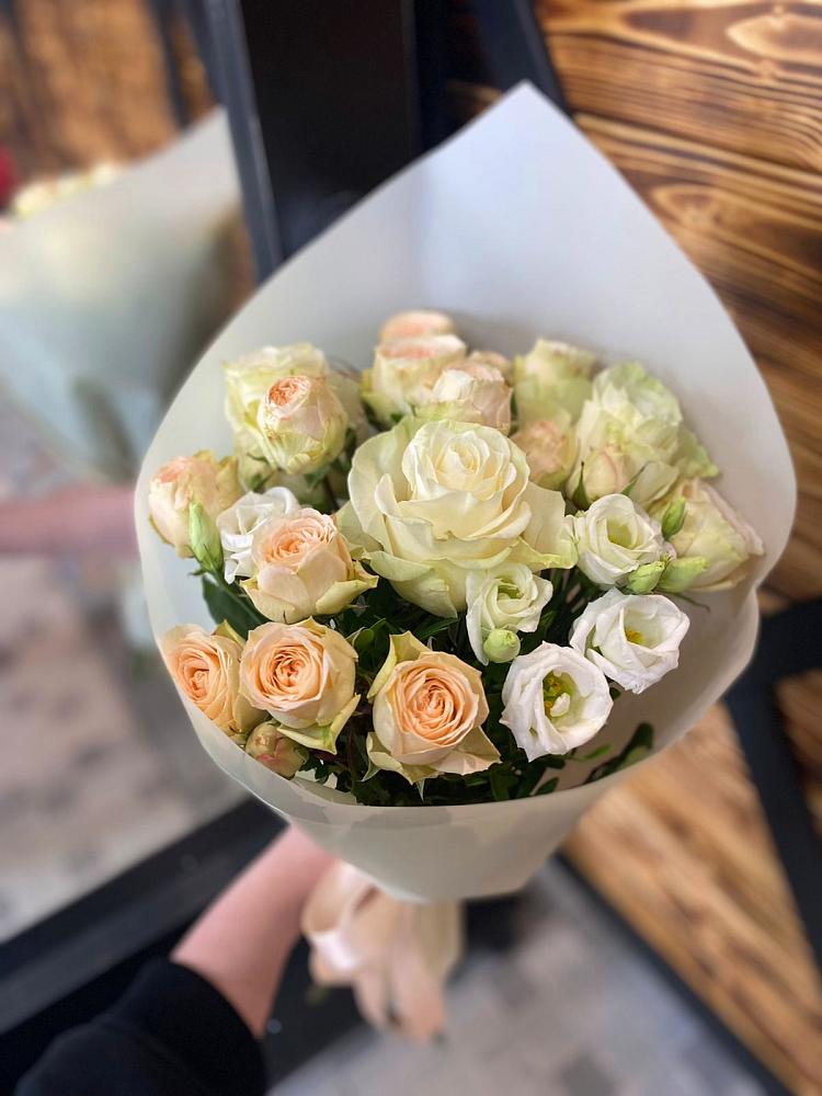 Букет цветов из: Розы и Лизиантусы в Бытошь